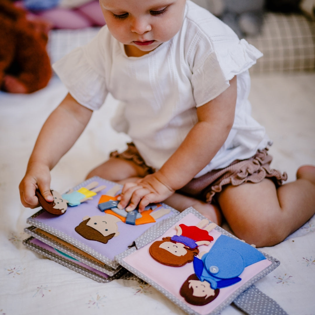 Baby spielt mit dem Jolly Baby Mini Quiet Book
